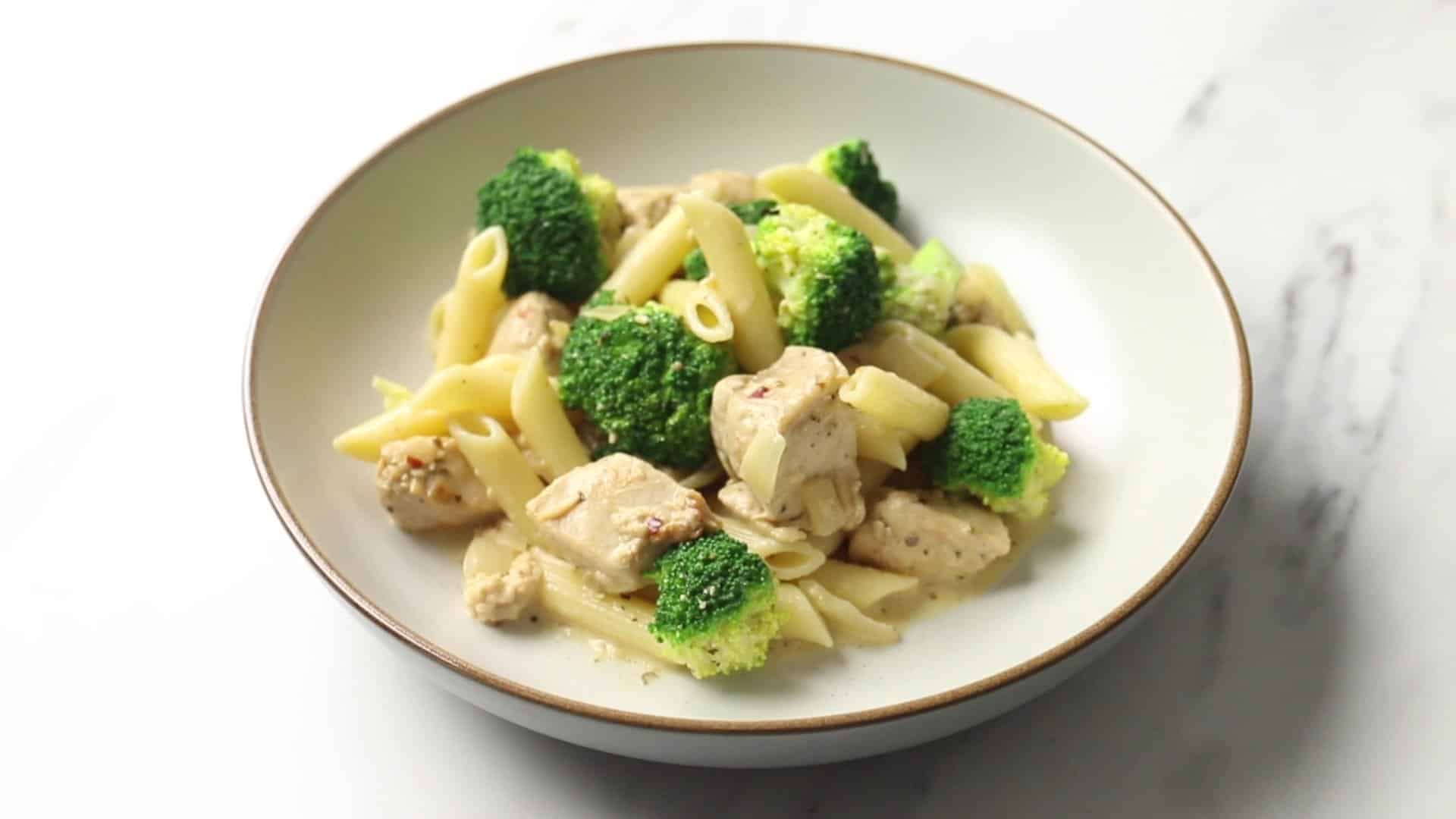 Cajun Chicken Pasta Alfredo with Broccoli – Get the Perfect Balance of Creamy and Spicy!
